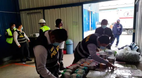 Los agentes PNP en pleno trabajo de inspección y decomiso elpopular.pe