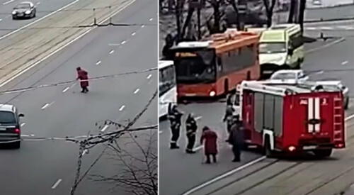 Los bomberos bajaron del vehículo y acompañaron a la mujer. elpopular.pe
