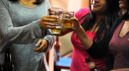 Conoce qué ocurre si bebes alcohol cuando tienes COVID-19 pero eres asintomático. elpopular.pe