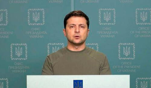 Volodimir Zelenski indicó que tanto él como su familia permanecen en Ucrania aunque Moscú lo haya identificado a él como el “objetivo número uno”. Foto: AFP elpopular.pe