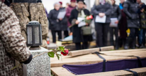 La mujer golpeó el ataúd cuando estaba a punto de ser enterrada en el cementerio El Carmen. elpopular.pe