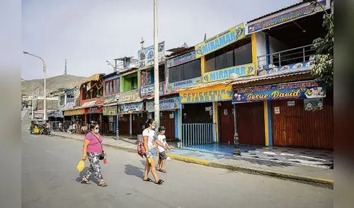 Colapso. Derrame de petróleo ha afectado a negocios y restaurantes. Pérdida es incalculable. Foto: John Reyes/La República elpopular.pe
