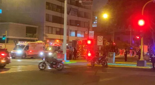 Siniestro sucedió esta noche y unidades de bomberos vienen aplacando el fuego. elpopular.pe