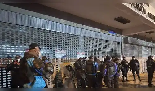 Fiscalizadores de Lima clausurando el Mercado Central elpopular.pe