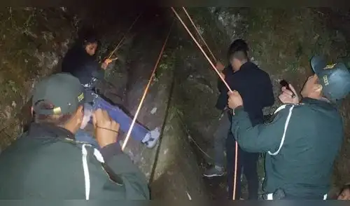 Turistas atrapados siendo rescatados por efectivos policiales elpopular.pe