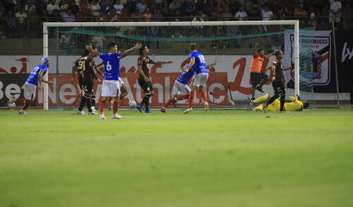 Succar de cabeza anotando el primer gol de golpe de cabeza. Carvallo queda por los suelos. elpopular.pe