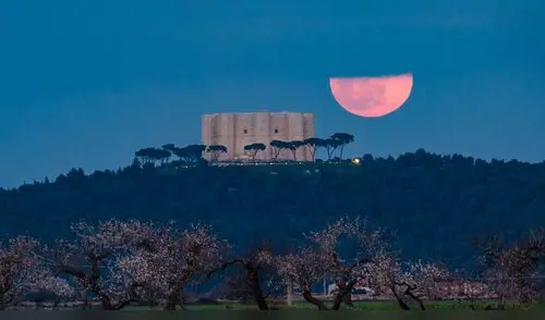 Así se vio la Luna de Gusano en Castel del Monte en Andria, Italia. elpopular.pe