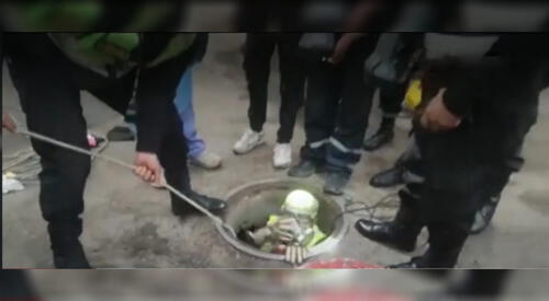 Efectivo policial ingresando a pozo para poder rescatar los cuerpos de los jóvenes. elpopular.pe