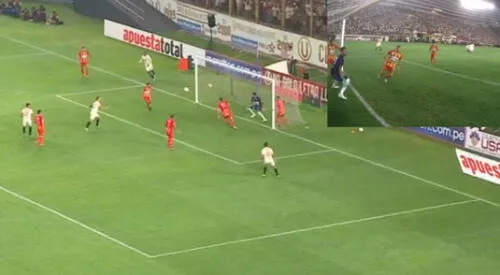 Casi gol de Universitario tras un centro peligroso de Bolívar. elpopular.pe