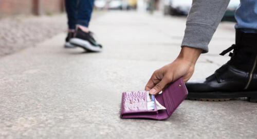 Una adulta mayor pide ayuda para encontrar su monedero negro con todo su dinero ahorrado por Navidad. elpopular.pe