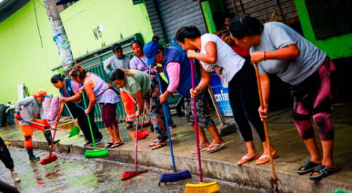 Comerciantes y personal de limpieza de Chorrillos en jornada de limpieza. elpopular.pe
