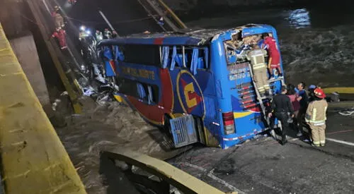Bus cae al río tras colapso de puente Chancay. elpopular.pe