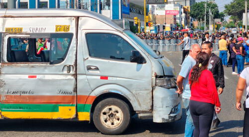 Transportistas del Callao bloquean la av. Faucett tras ataque a conductor cerca al Hospital Naval. elpopular.pe