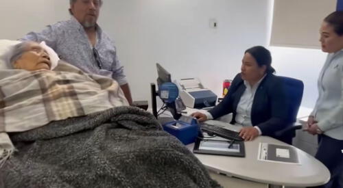 En México, un video ha causado conmoción tras mostrar a una mujer de 96 años siendo llevada en camilla a una oficina de BBVA para realizar un trámite sencillo. elpopular.pe