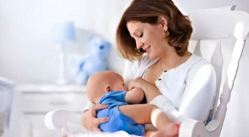 Amamantar no solo beneficia al bebé. También ayuda a la madre a recuperarse. elpopular.pe