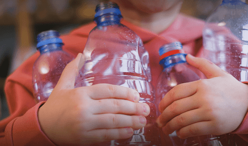 Científicos revelan los peligros de reutilizar botellas de plástico. elpopular.pe