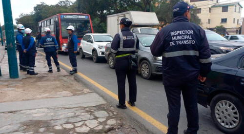 Surco retira 27 vehículos informales con enormes multas. elpopular.pe