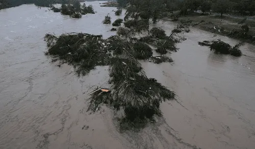 Dos hermanitas mueren abrazadas en inundaciones de Texas. elpopular.pe