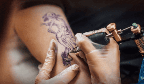 Científicos crean tatuaje temporal que detecta drogas en bebidas y alerta sobre intoxicaciones. elpopular.pe