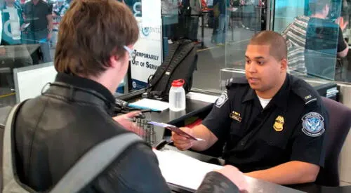 Trump PROHIBIRÁ el ingreso a personas con Green Card que no realicen este trámite. elpopular.pe