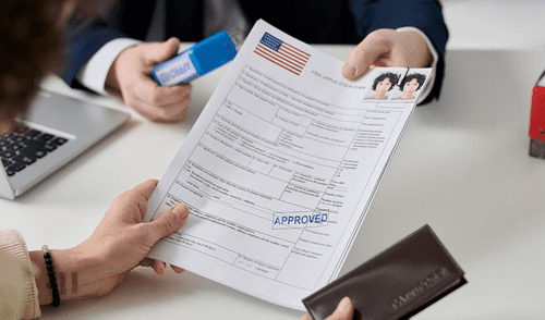 Cambios drásticos en USCIS nueva regla altera tarifas y elimina trámite migratorio. elpopular.pe