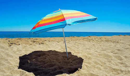 Multan a dos turistas tras poner sus sombrillas en la playa: “Esta normativa va contra nuestros derechos” elpopular.pe