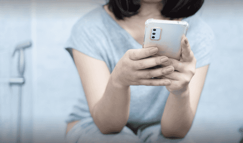 Científicos de Harvard advierten sobre los peligros de usar el celular en el baño. elpopular.pe
