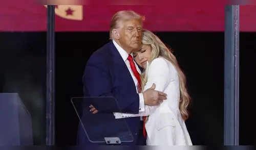 El gesto con la mano de Erika Kirk en el funeral de su esposo tiene un profundo significado. elpopular.pe