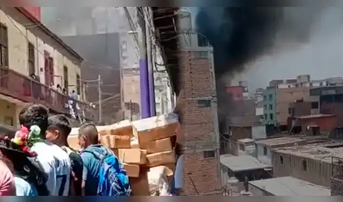 Reportan voraz incendio en almacén cerca a Gamarra en La Victoria: comerciantes lanzaron mercadería para evitar pérdidas elpopular.pe