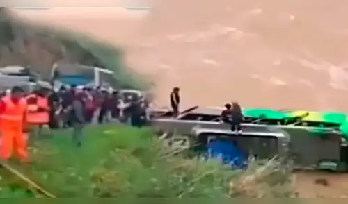Bus interprovincial donde viajaba grupo musical se despista y cae al río Mantaro en Junín elpopular.pe