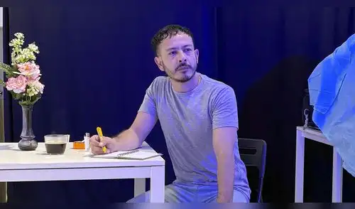 El actor Carlos Casella, quien se encuentra desde hace unas semanas en Europa junto al escritor Daniel Fernández. elpopular.pe