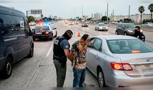 Migrante latino registra toda su DETENCIÓN por agentes del ICE. elpopular.pe