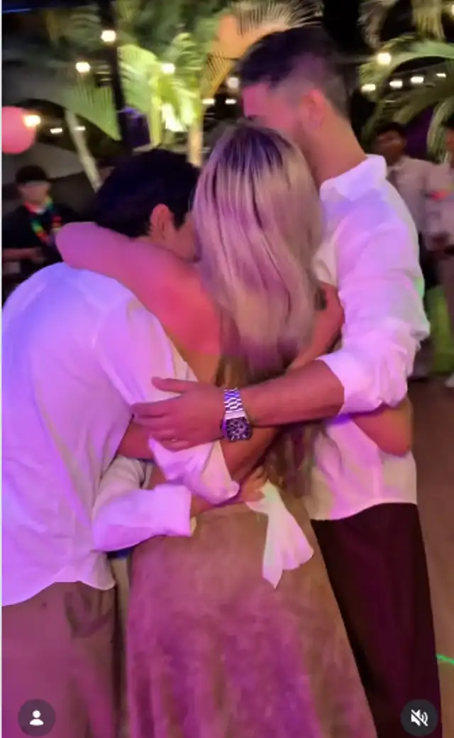 Romina Gachoy y Jean Paul Santa María abrazando a sus hijos.