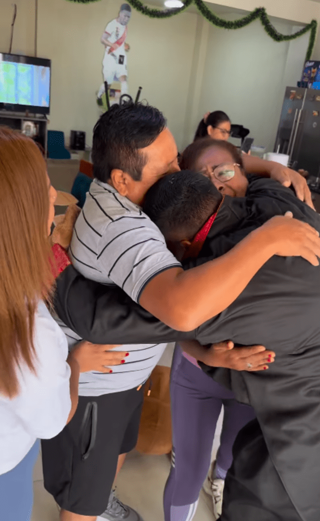 Padres de Pedro Aquino emocionados hasta las lágrimas.  