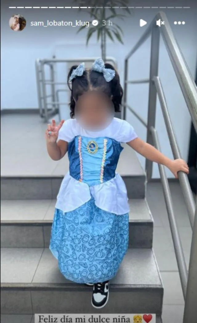 Xianna y su disfraz por el Día del niño.