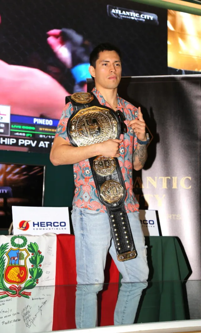 Jesús Pinedo y su título mundial de la PFL 2023.   