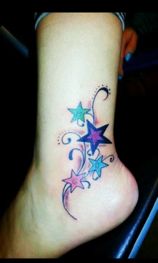 Tatuaje de estrellas.