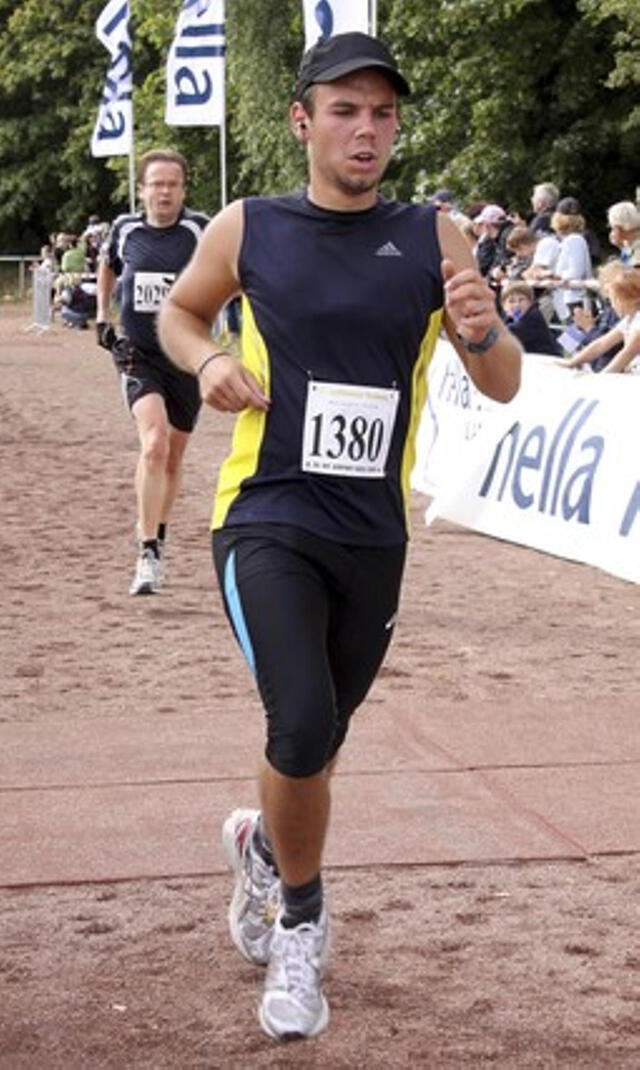  El copiloto alemán era un aficionado al deporte, especialmente de maratón.    