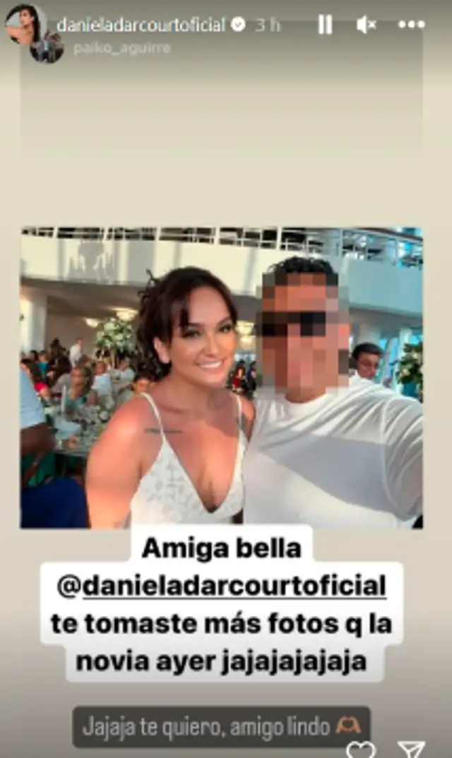 Daniela Darcoourt fue vestida de blanco a boda.