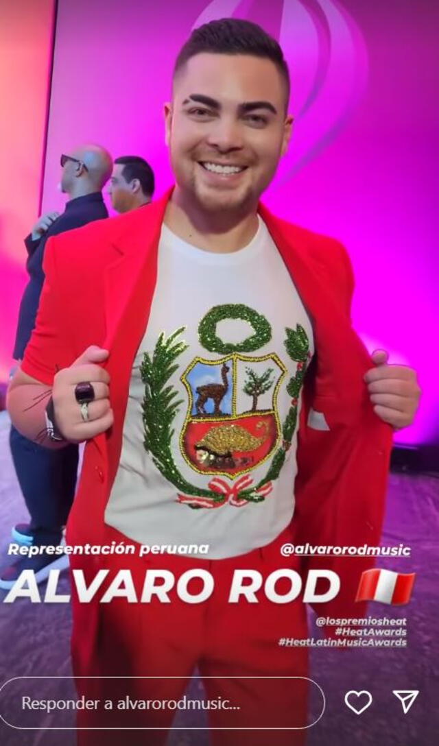 <strong> Álvaro Rod llevó un traje rojo con un polo que lucía el escudo nacional.</strong>   