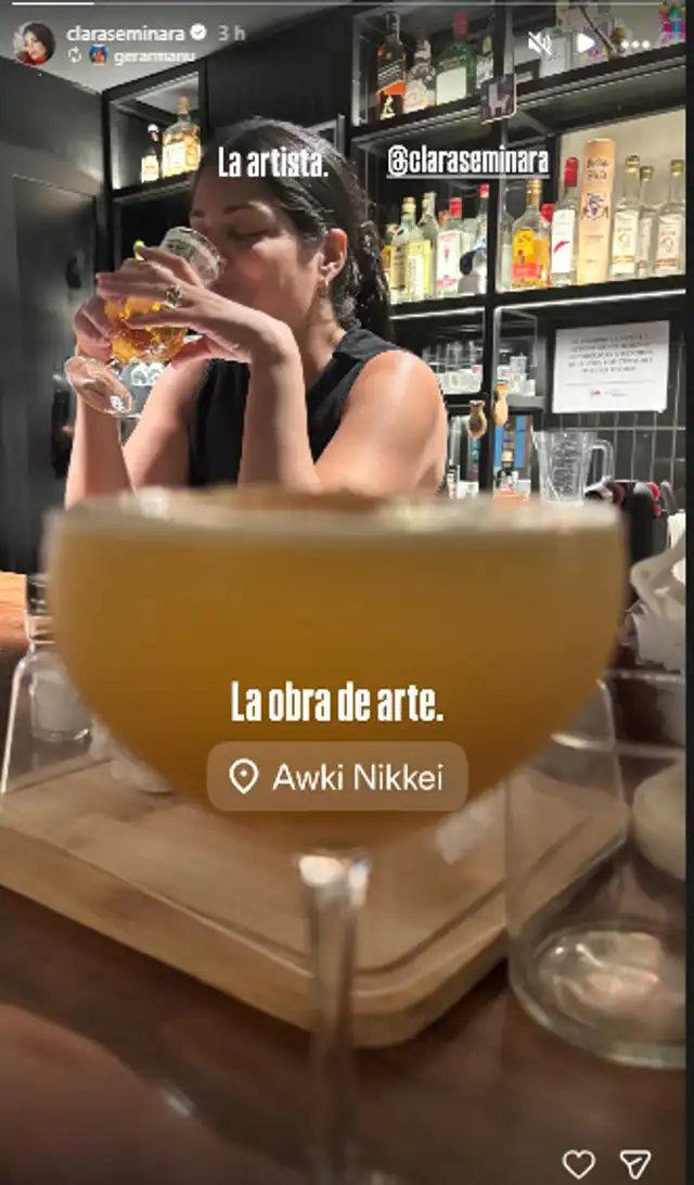 Clara Seminara aparece tomando una bebida en una copa tras el fallecimiento de 'Yuca'.