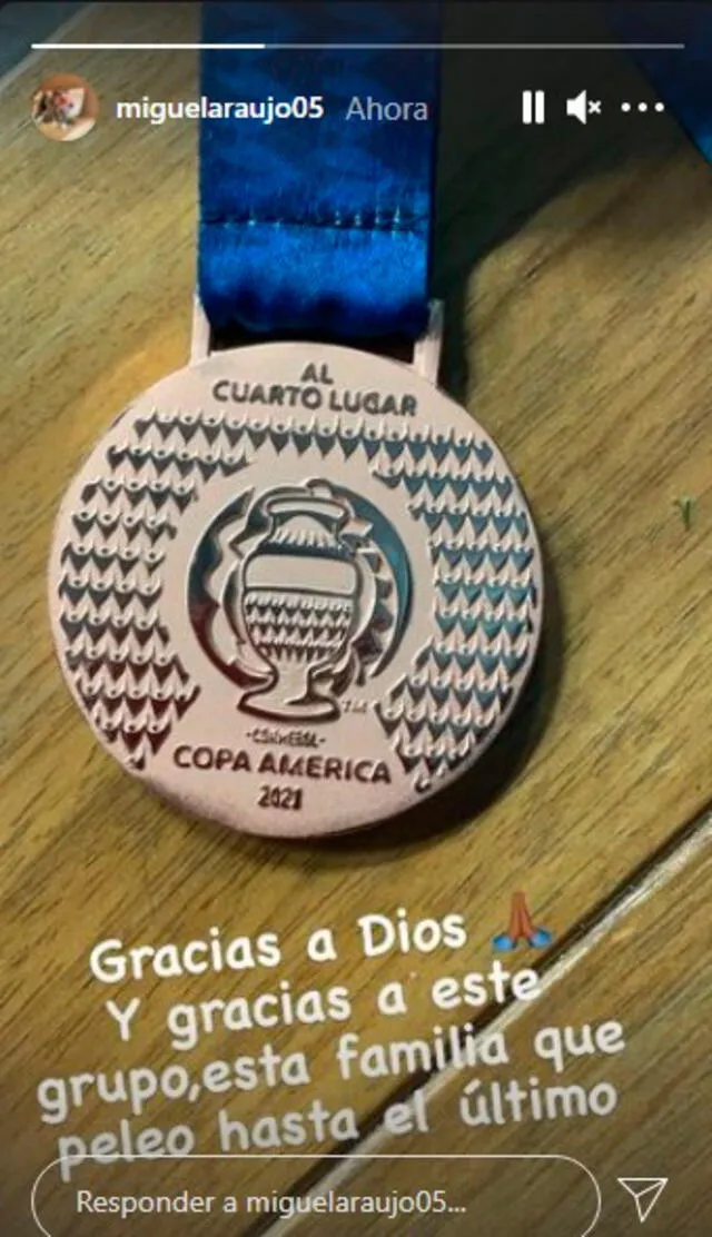 El defensa publicó la foto de su medalla. | FUENTE: Instagram.   