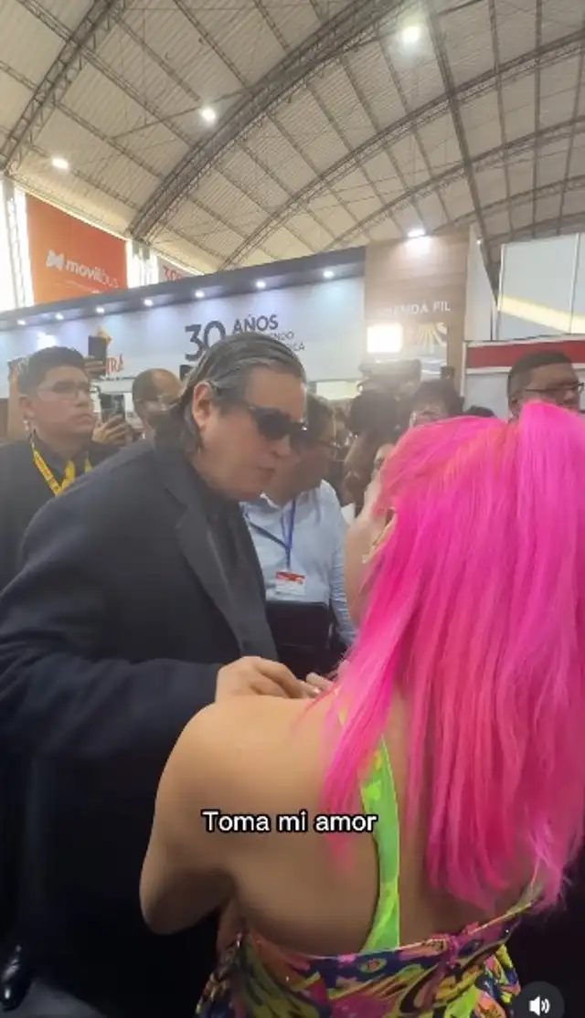 ¡LA SORPRENDIÓ! Jaime Bayly se reencuentra con hija de Tongo y tiene EMOTIVO GESTO: “Toma, mi amor” ¡LA SORPRENDIÓ! Jaime Bayly se reencuentra con hija de Tongo y tiene EMOTIVO GESTO: “Toma, mi amor”