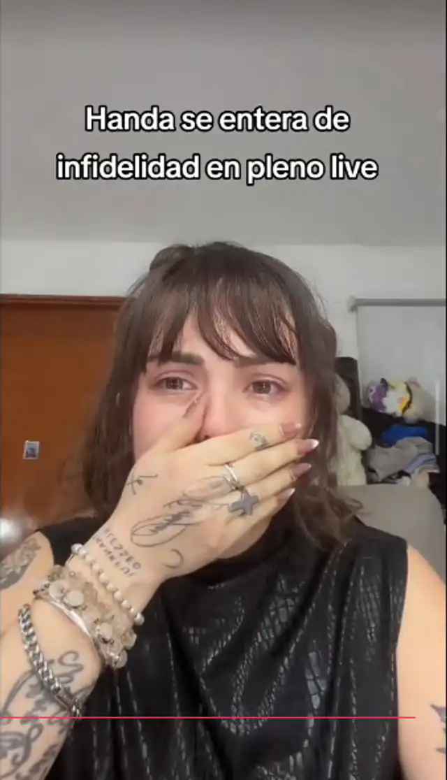 Handa descubrió las pruebas de la infidelidad mientras estaba en un live. Handa descubrió las pruebas de la infidelidad mientras estaba en un live.