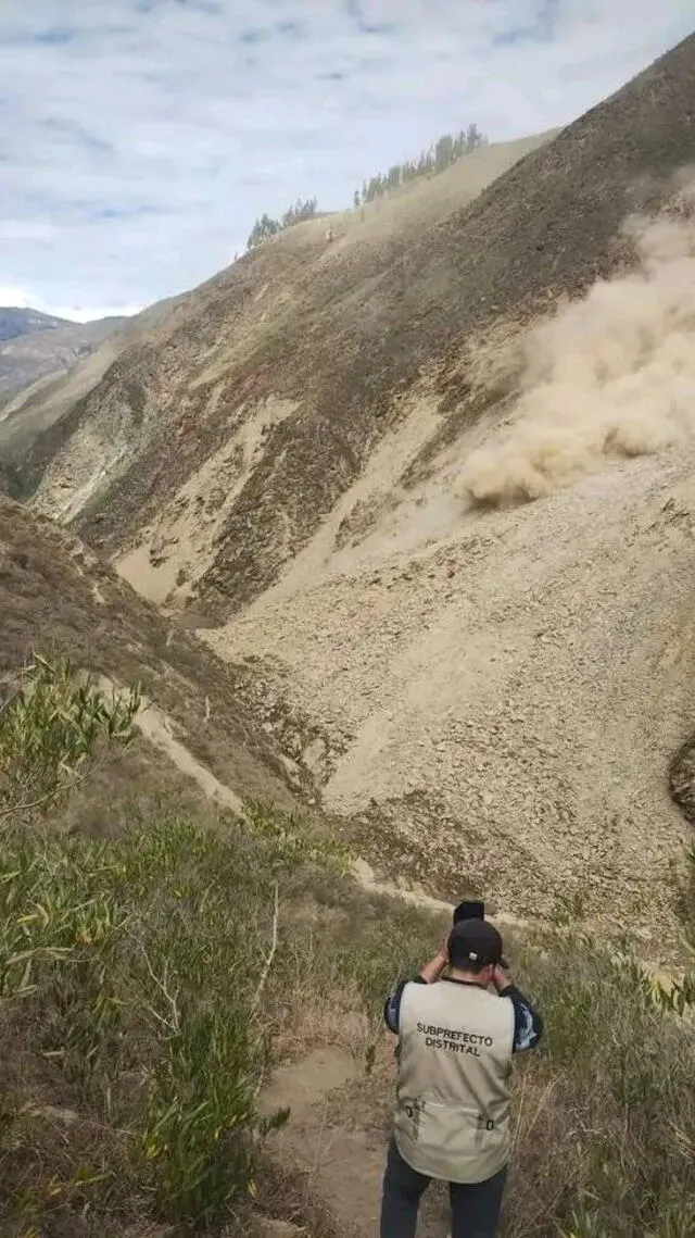 Derrumbe de cerro en Huánuco deja 2 personas sepultadas.