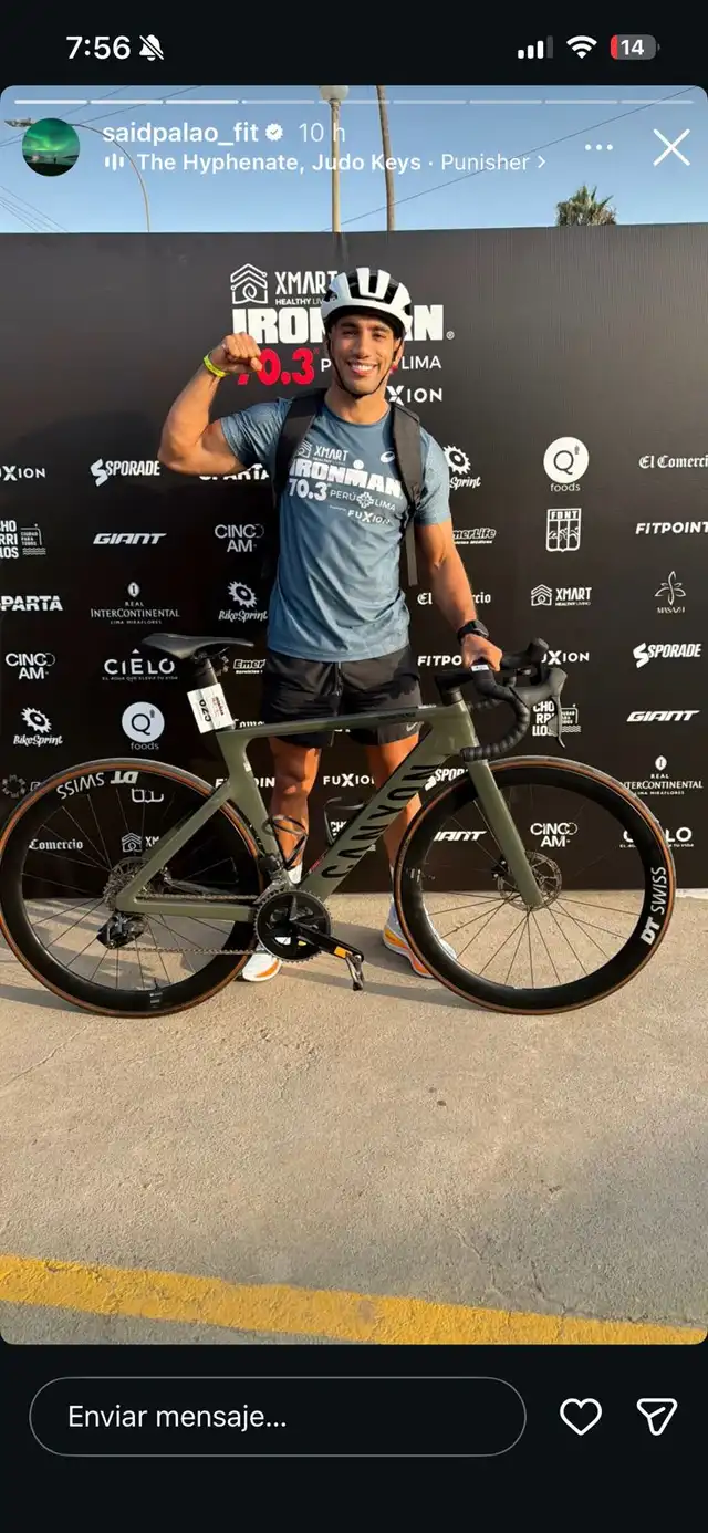 Said Palao se prepara para una competencia de ciclismo.