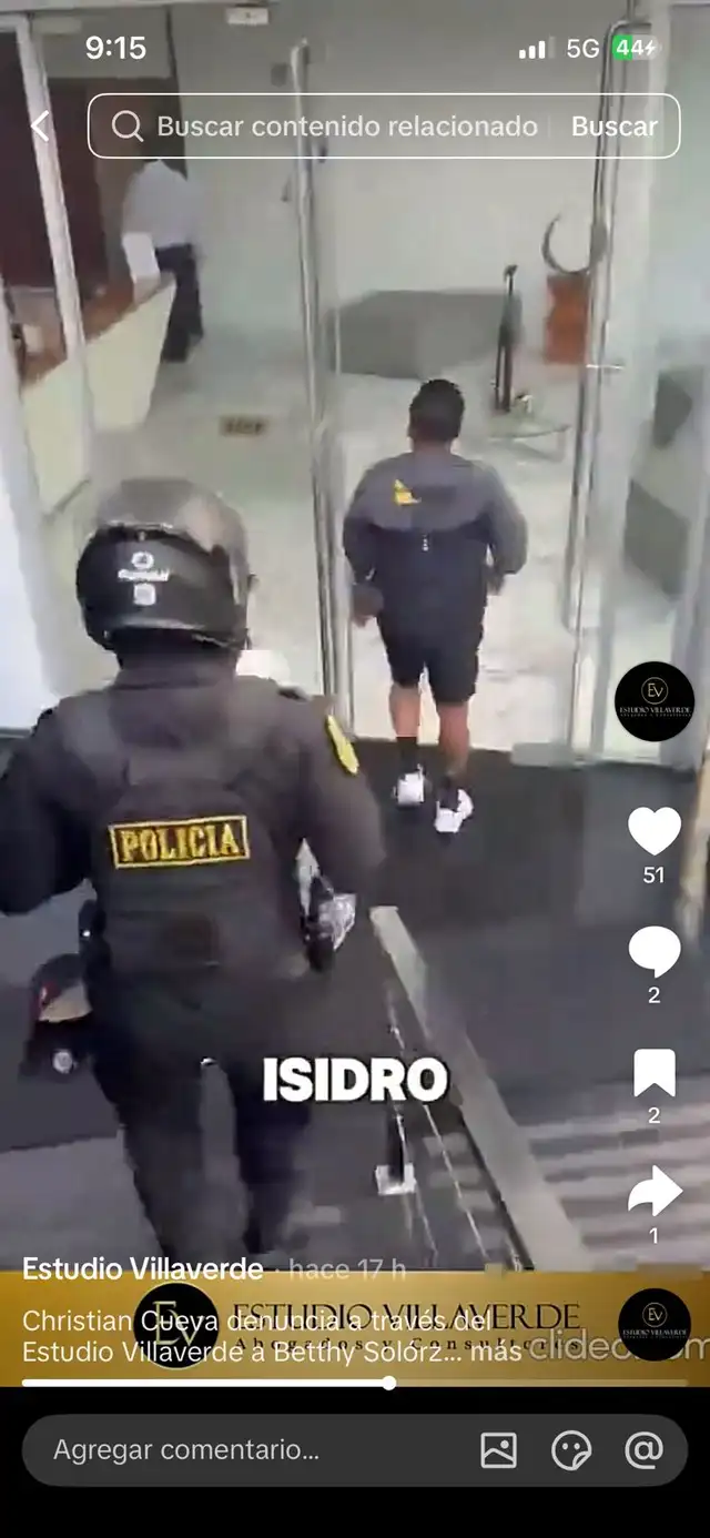 Christian Cueva llega con policías a la casa de Pamela López luego de que su exsuegra le prohíba auxiliar a su hija enferma