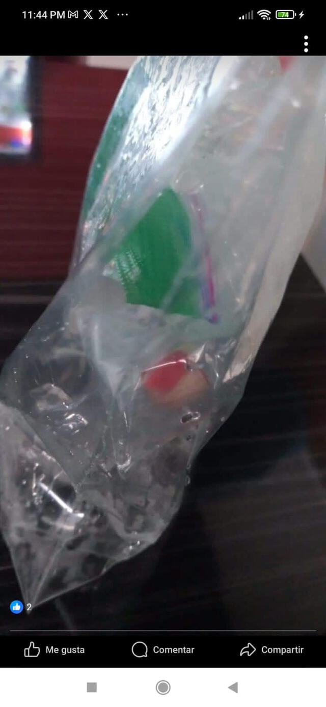 Parte del dedo que fue arrancado por una de las mujeres. Foto: X/Difusión 