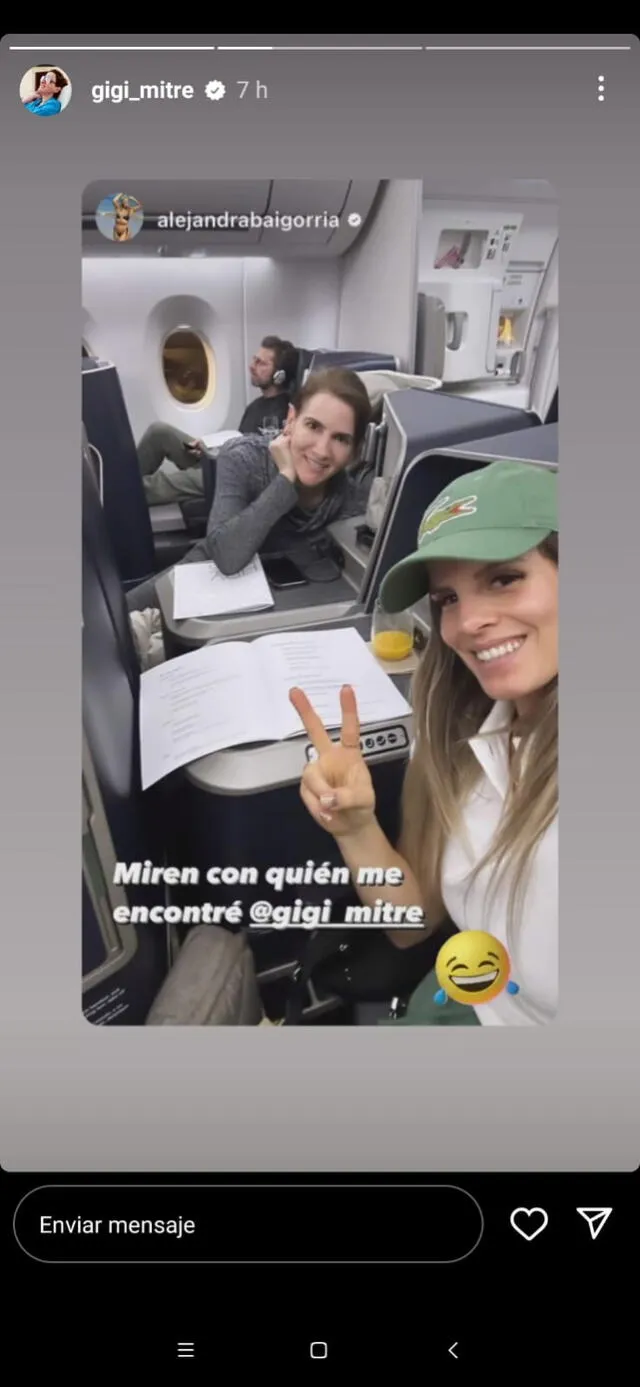 Alejandra Baigorria y Gigi Mitre juntas en el avión.