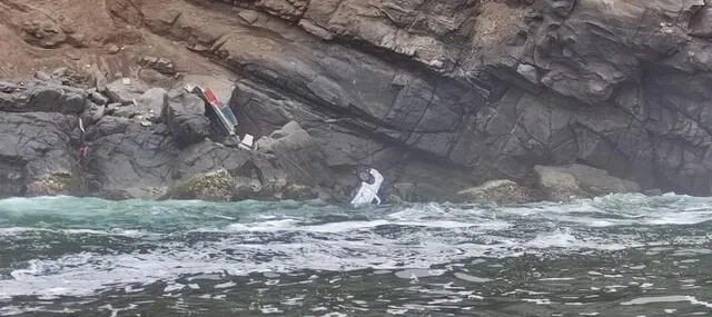 Camioneta cae a mar arequipeño.